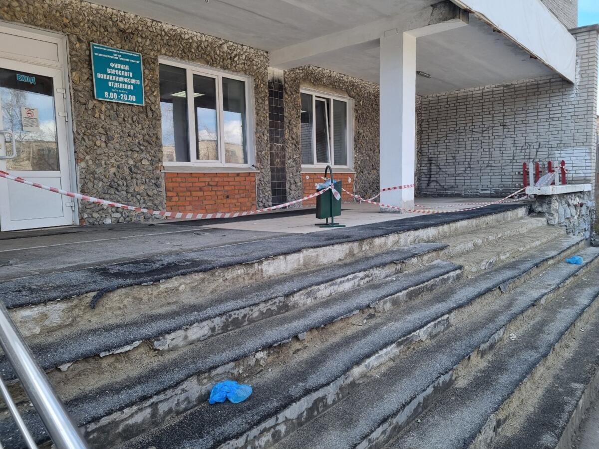 В гарантийный период разрушилось крыльцо в поликлинике на ул. Пушкина в Бердске