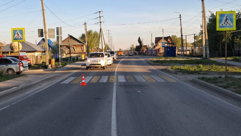 Мотоциклист сбил пешехода в Черепаново и скрылся — это попало на видео
