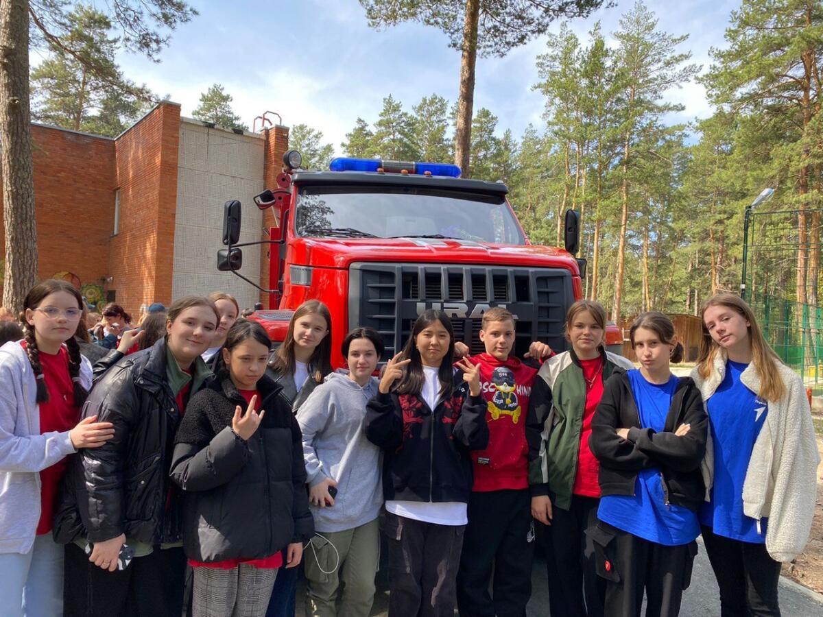 Участники «Движения первых» в Бердске примерили пожарные боёвки