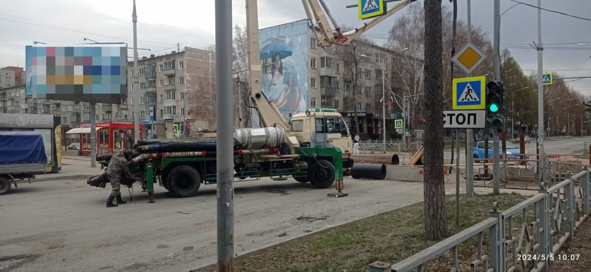 Бетонируют новую трубу коллектора в Бердске – ремонт завершается