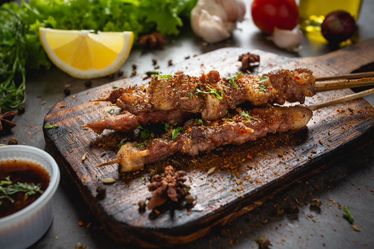 «Доверяйте инстинктам»: Шеф-повар Мосин дал совет по выбору мяса для шашлыков