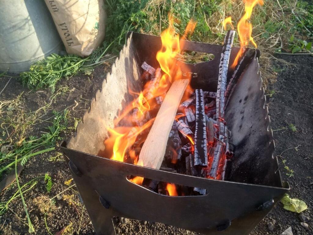 При разжигании мангала нужна осторожность