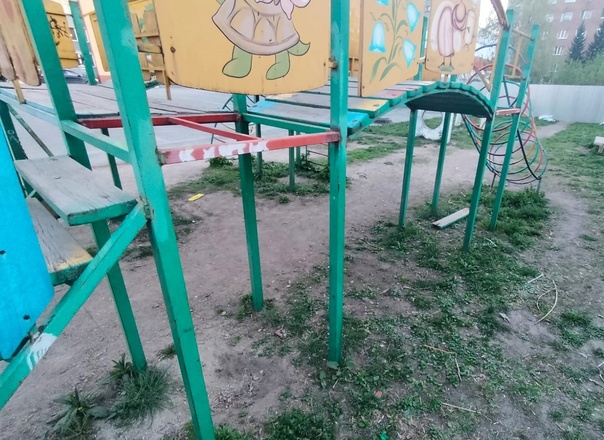 В Новосибирске мальчик сломал позвоночник на детской площадке