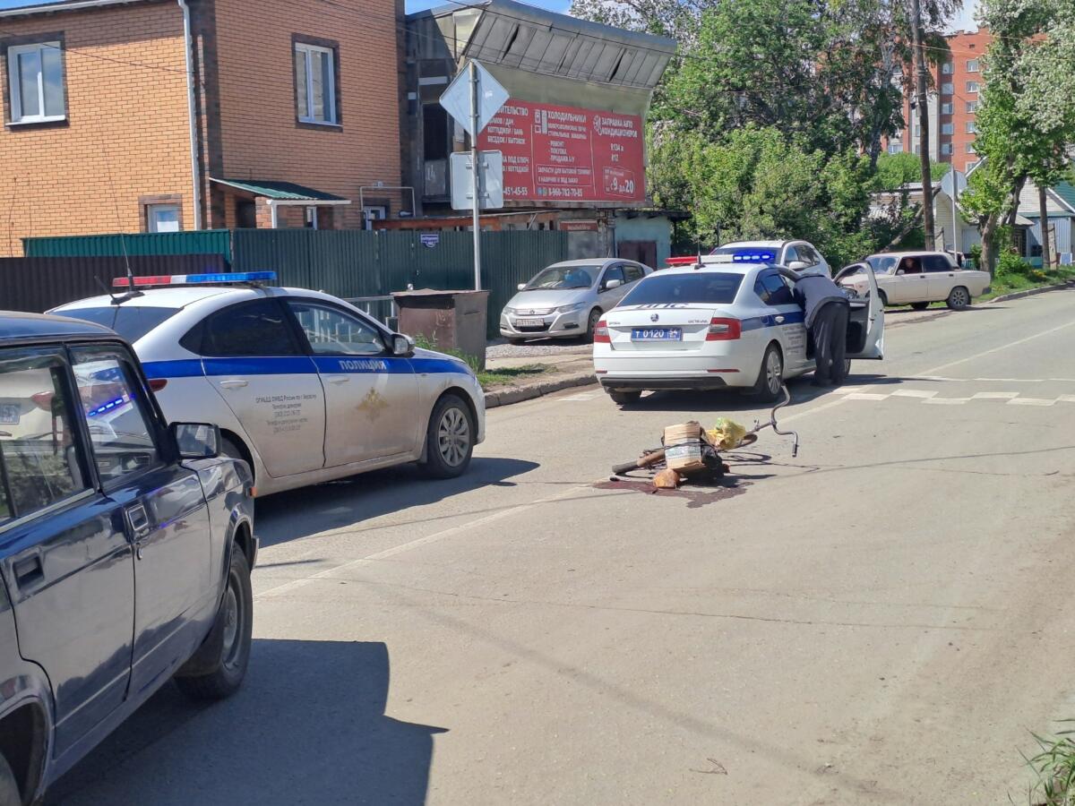 Треснуло лобовое стекло: ВАЗ сбил пенсионерку на велосипеде в Бердске