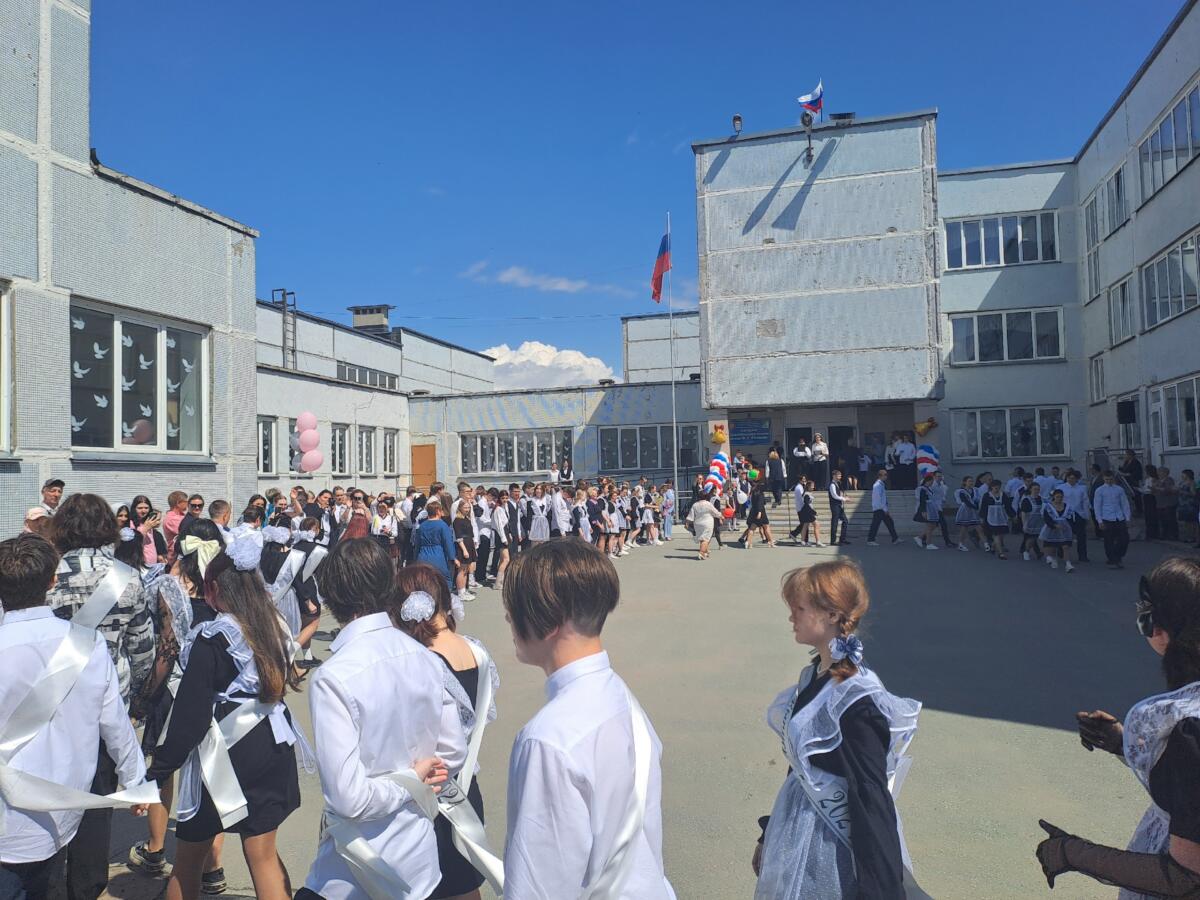 «С грустью со школой прощаемся»: в Бердске прошли последние звонки