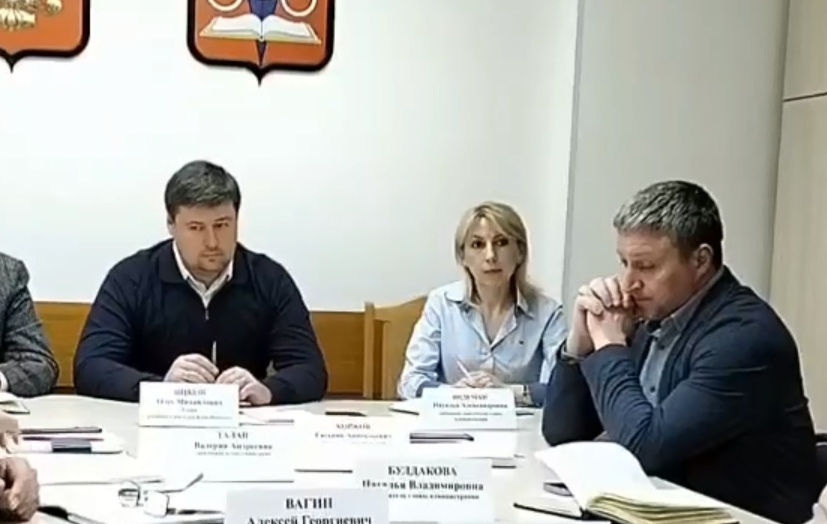 Евгений Коржов (на фото справа) на совещании у главы р.п.Краснообск