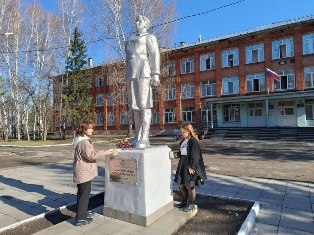 Учащиеся школы №11 покрасили постамент памятника Зое Космодемьянской