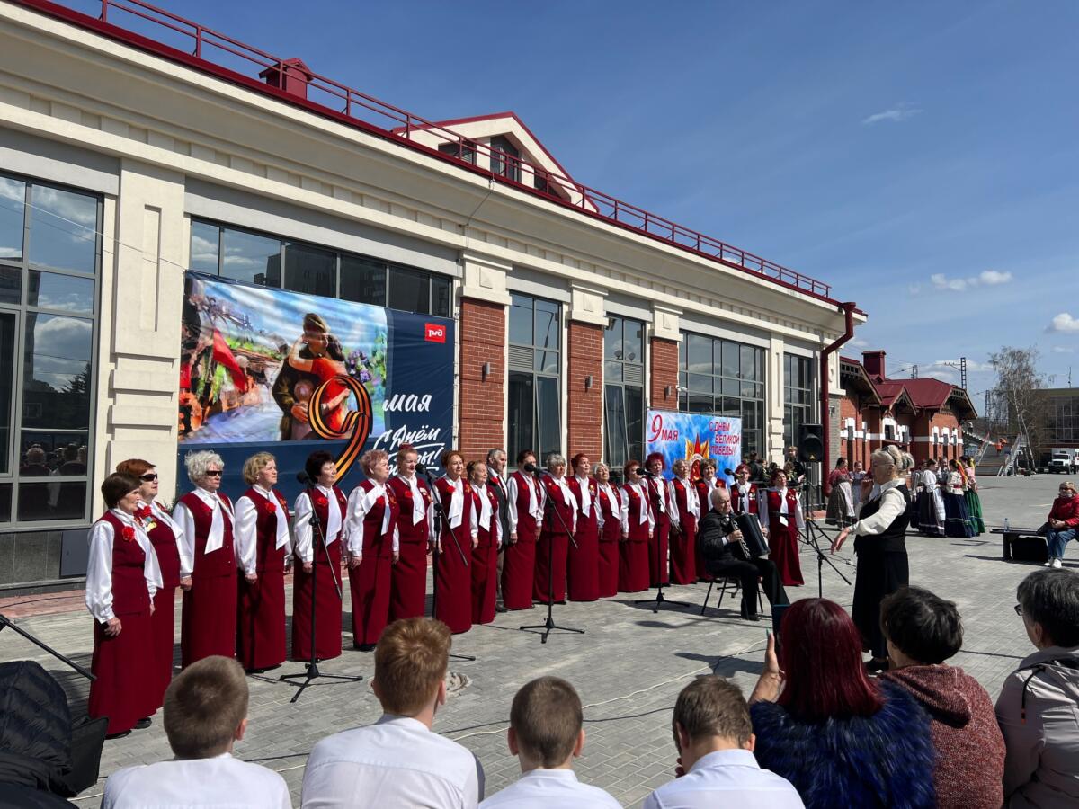 В канун Дня Победы песни военных лет исполнили на ж/д вокзале Бердска