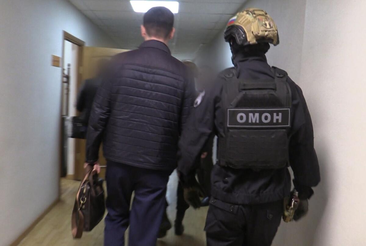 ОМОН штурмовал. Работников ДКЖ в Новосибирске обвинили во взяточничестве