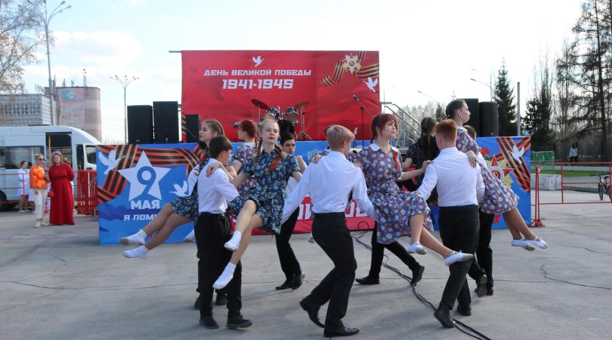 8 мая на площади Горького в Бердске прошла акция «Георгиевская лента»