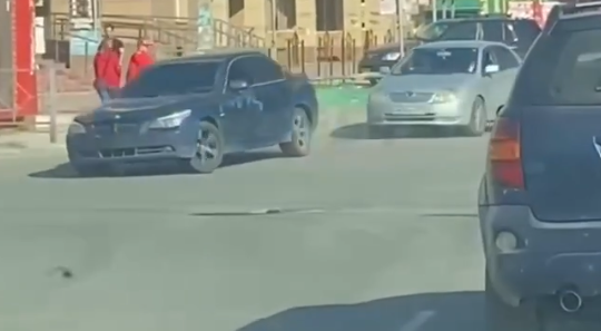 Машина предполагаемых похитителей дрифтует на перекрёстке в Бердске