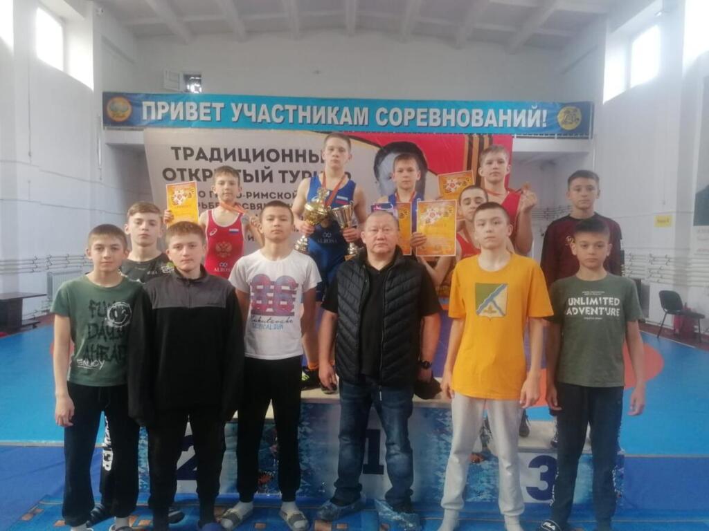 Бердские борцы с тренером Максимом Стародубцевым