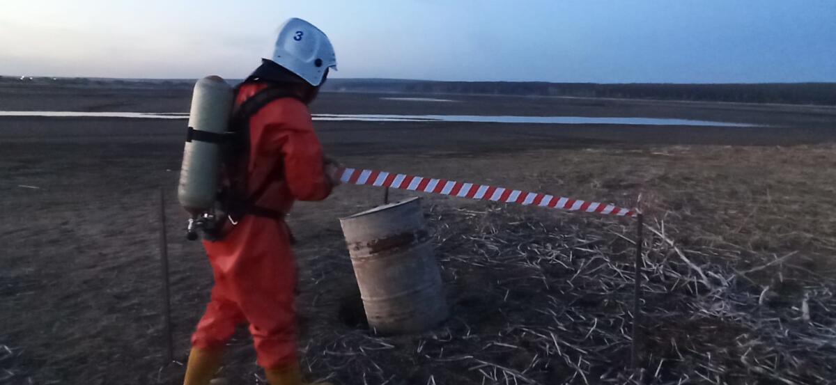 Новосибирские спасатели выловили тушу коровы из реки и осмотрели странную бочку