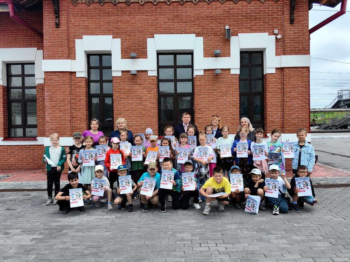 Школьники Бердска с экскурсией посетили железнодорожный вокзал