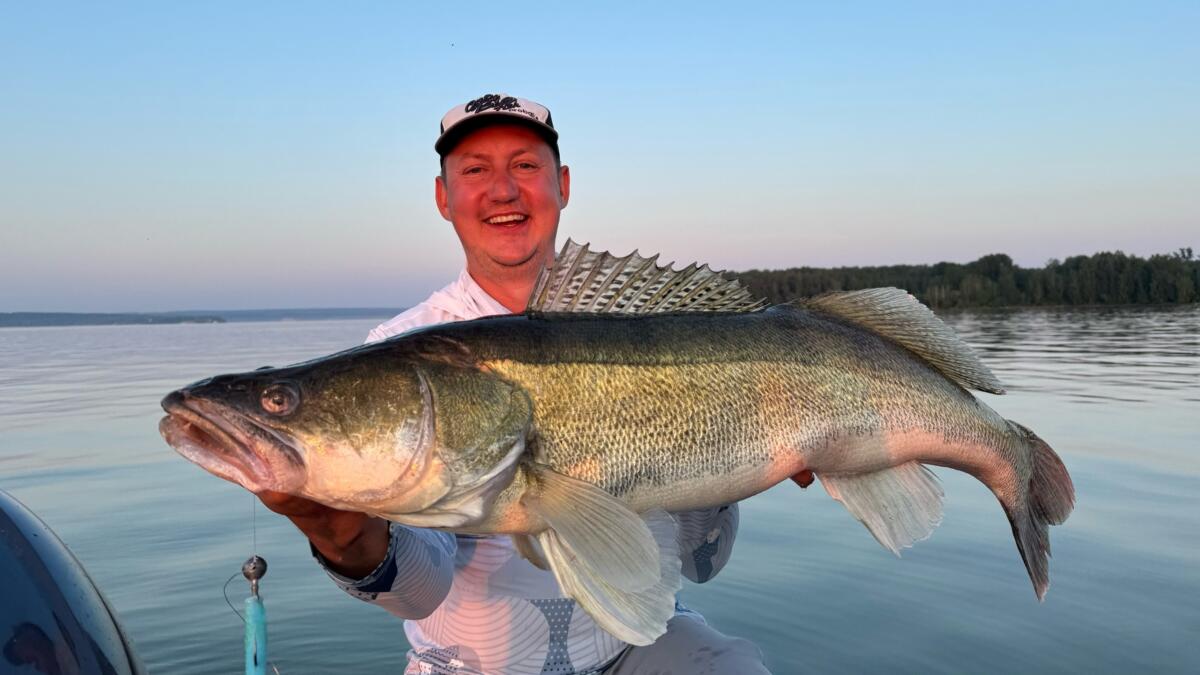 «Приманки улетали далеко в пасть»: рыбаки поймали 10-килограммового судака в Обском водохранилище