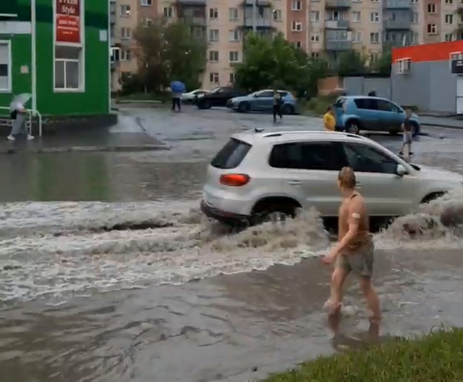 Бердск после проливного дождя снова затопило – дети купаются в реках на дороге