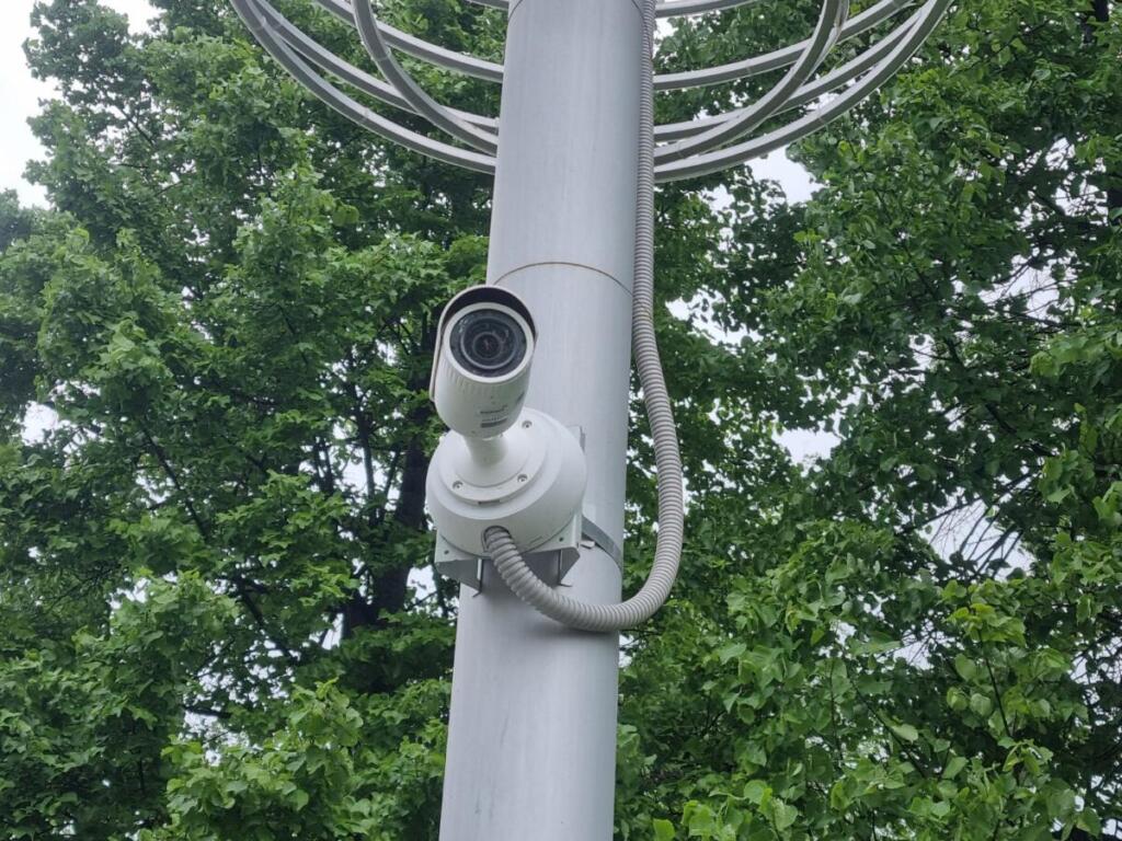 Камера наблюдения в парке культуры и отдыха Бердска