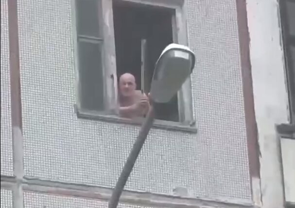 Салют из окна квартиры запустил мужчина в Новосибирске