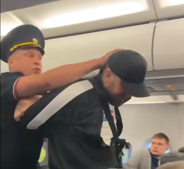Авиадебошир напал на стюардессу на рейсе «Москва – Новосибирск»