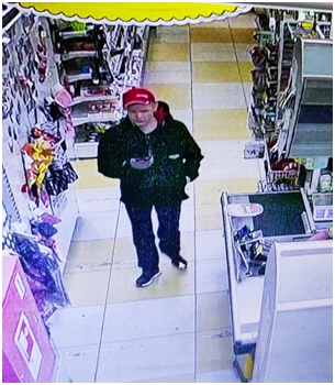 Элитный алкоголь украл в «Продсибе» в Бердске парень в красной кепке