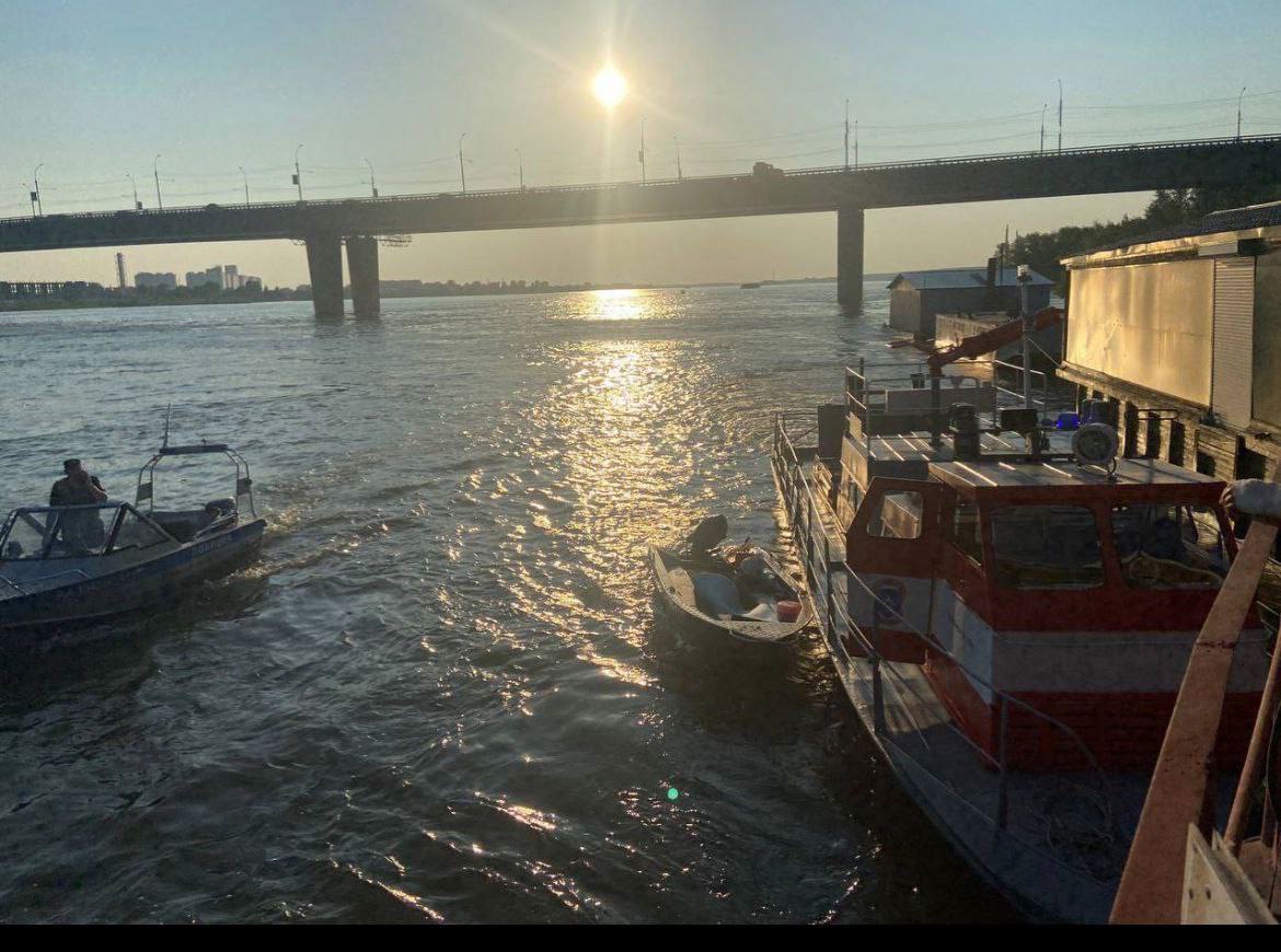 Лодка столкнулась с баржей на реке Обь. Женщина погибла