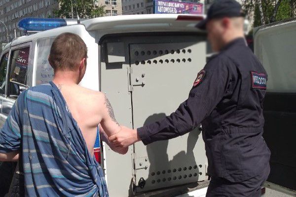 Мужчина с топором ворвался в банк в Новосибирске