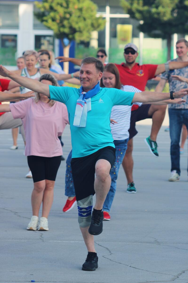 «Бердск – самый спортивный город» — утренняя зарядка прошла на площади в Бердске