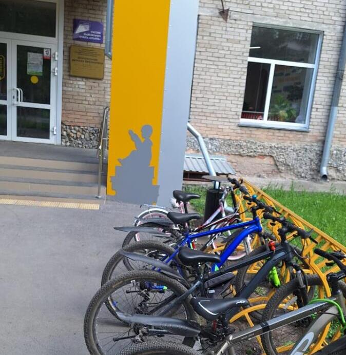 Велопарковку детской библиотеке Бердска подарил предприниматель Петр Суховей