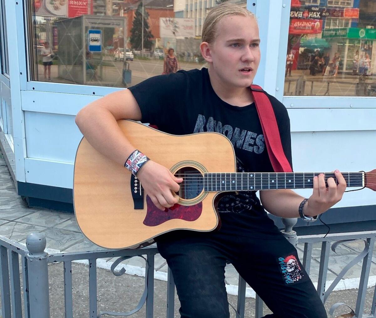 Юный актёр из Бердска поёт песни под гитару, собирая деньги бойцам на СВО
