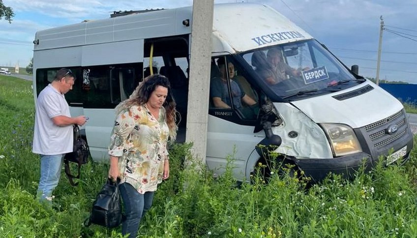 16 пассажиров было в слетевшей с трассы маршрутке №560 «Искитим-Бердск»