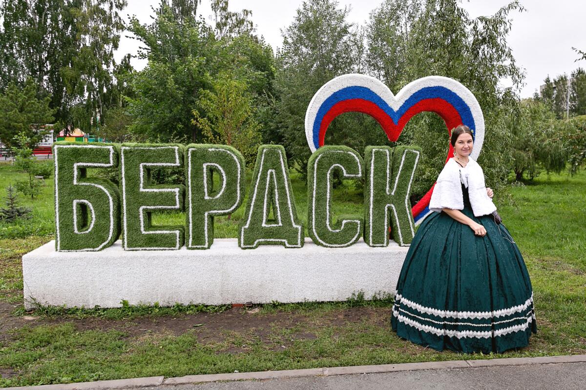 Светский бал состоится 21 июля у круглой клумбы в парке Бердска