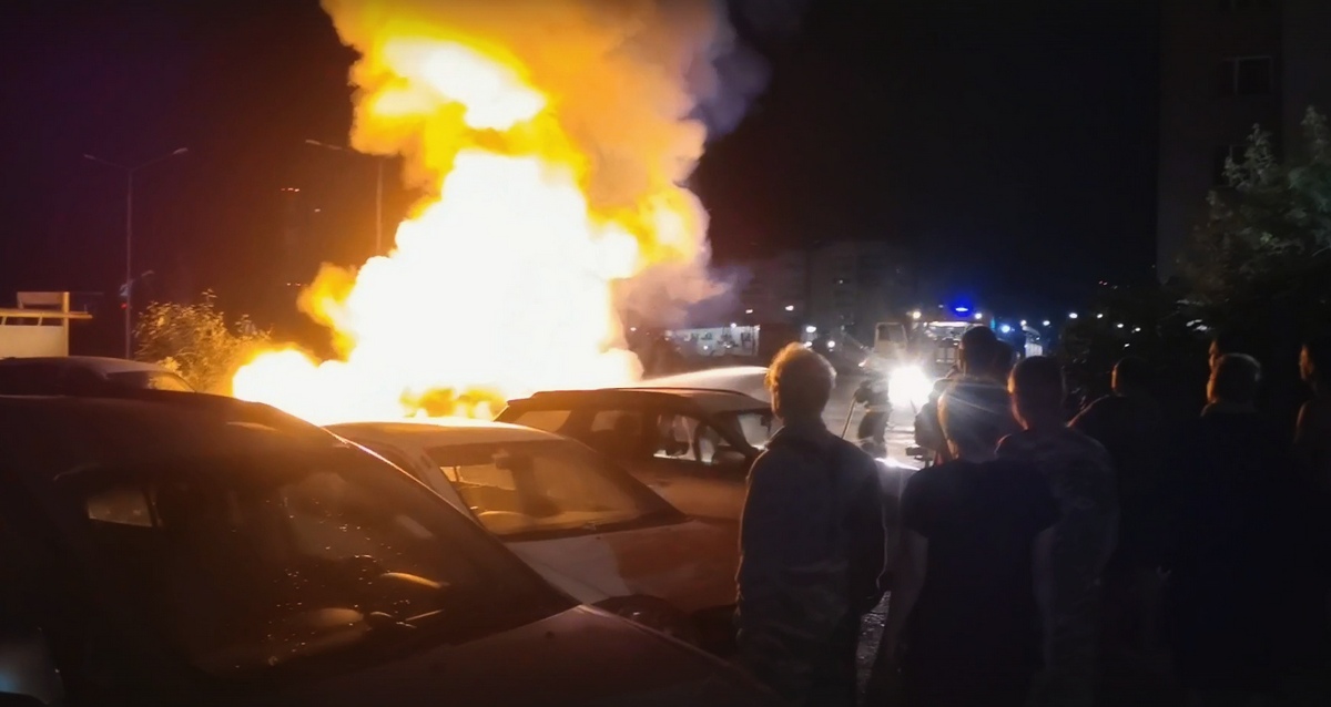 «Мерседес» и «Рено» ночью вспыхнули и полностью сгорели на парковке у жилого дома в Бердске – попало на видео