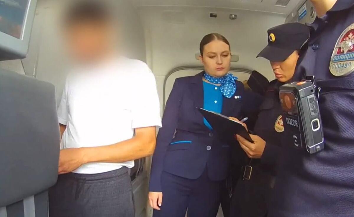 В аэропорту Толмачёво задержали пассажира, курившего в туалетной кабинке самолёта