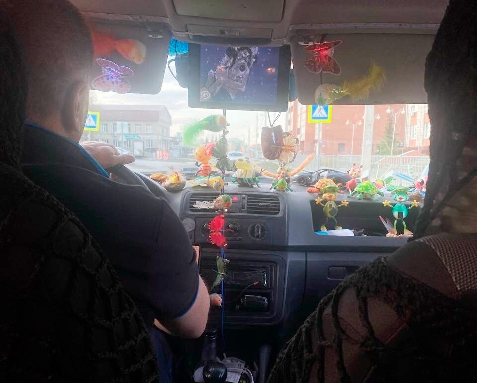 Незабываемые эмоции доставляет таксист из Искитима, в машине которого есть караоке