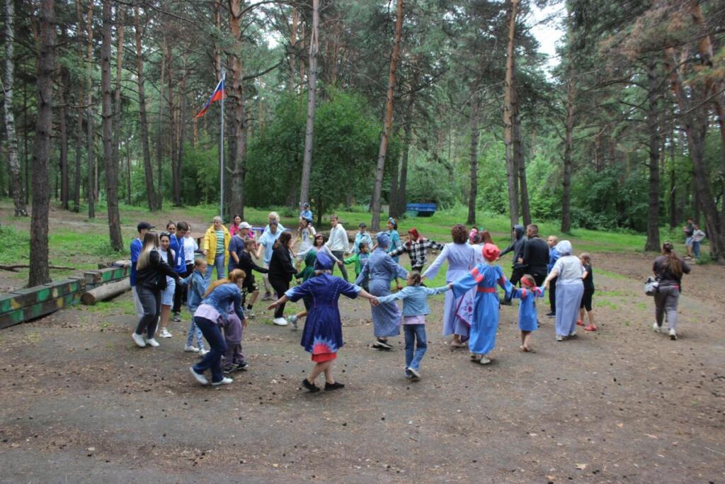 Взрослые и дети водят хоровод