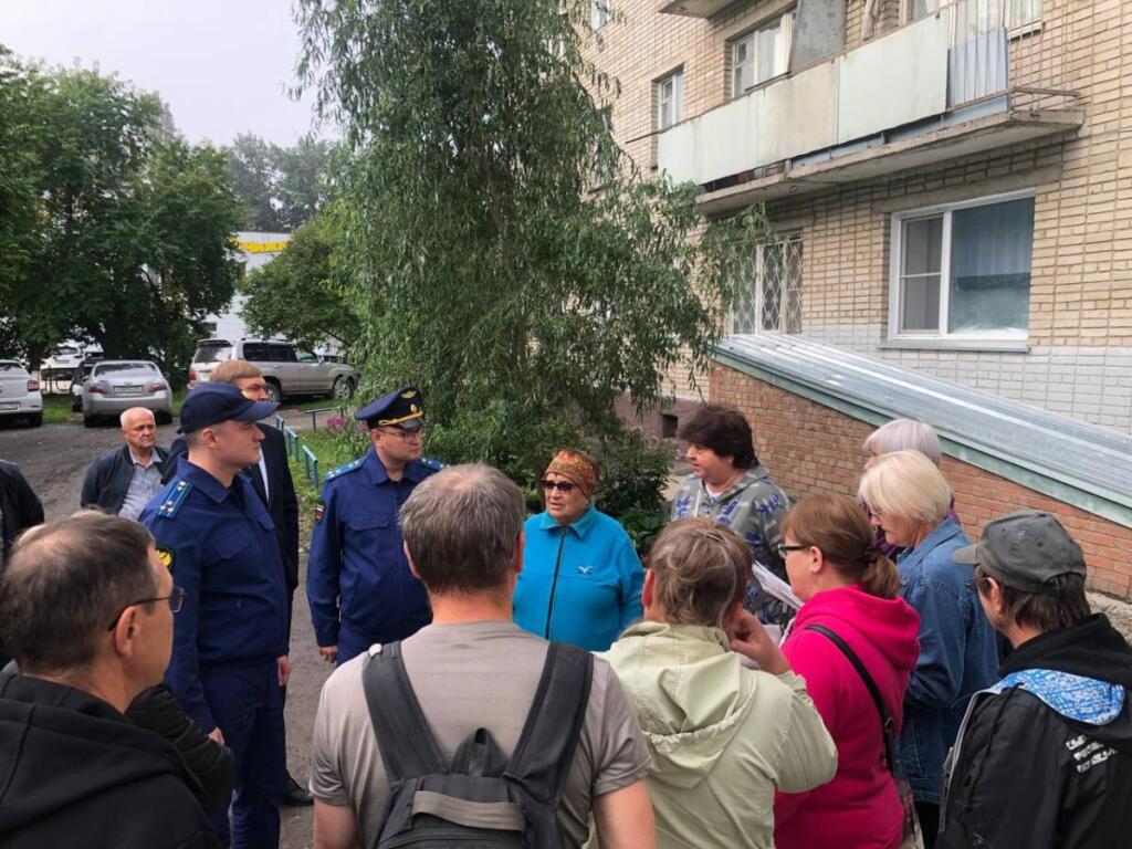 Беседа прошла во дворе