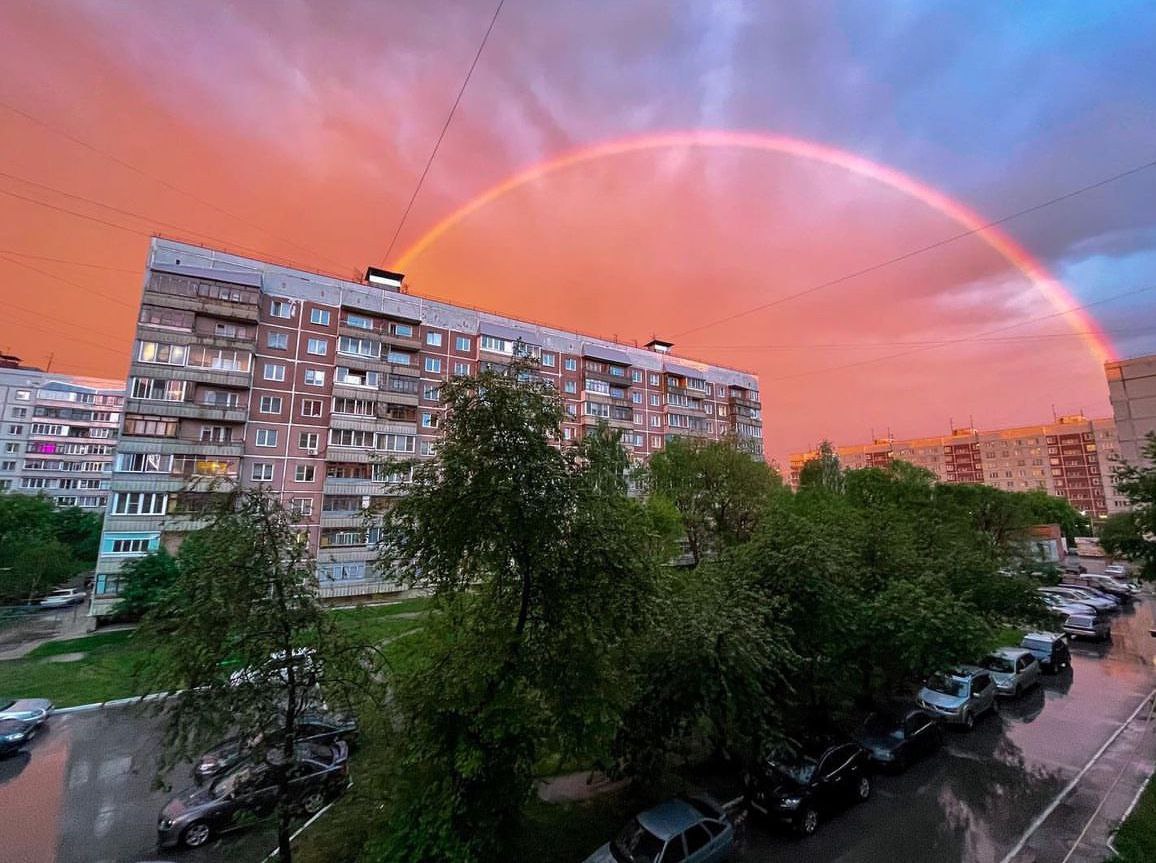 Молния через радугу — невероятной красоты природное явление запечатлели утром 15 августа в Бердске