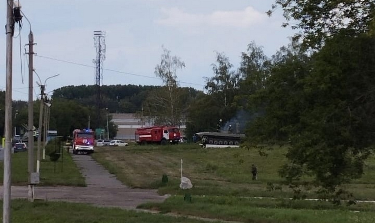 В Бердске подожгли БМП в парке Победы