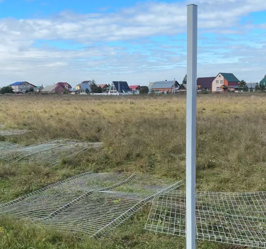 Уничтожают забор вокруг аэродрома в Бердске вандалы на мотоциклах