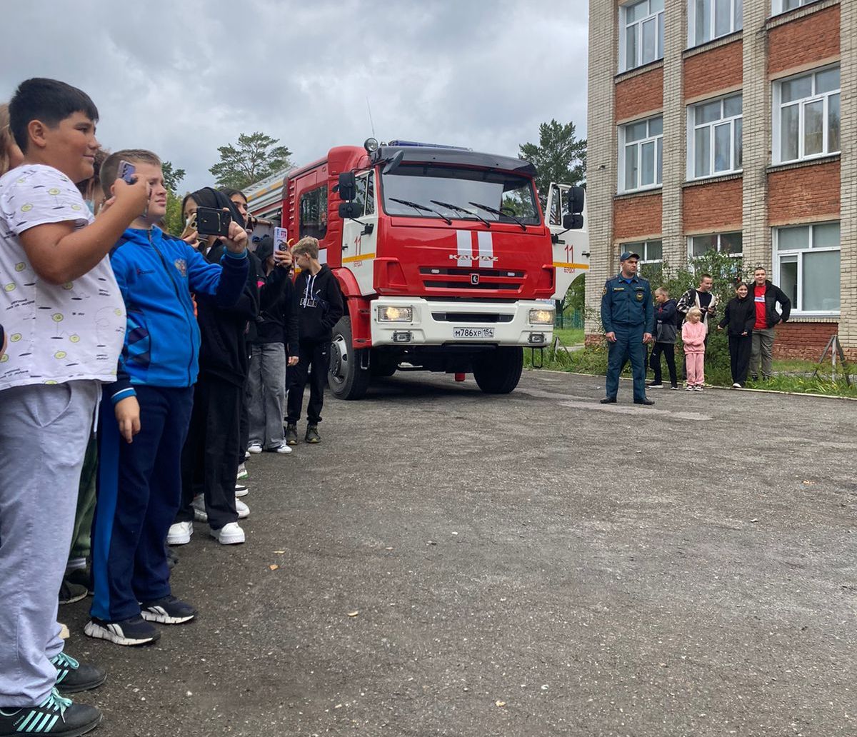 Пожарные спасали детей в ходе учений в школе №4 в бердском Новом поселке