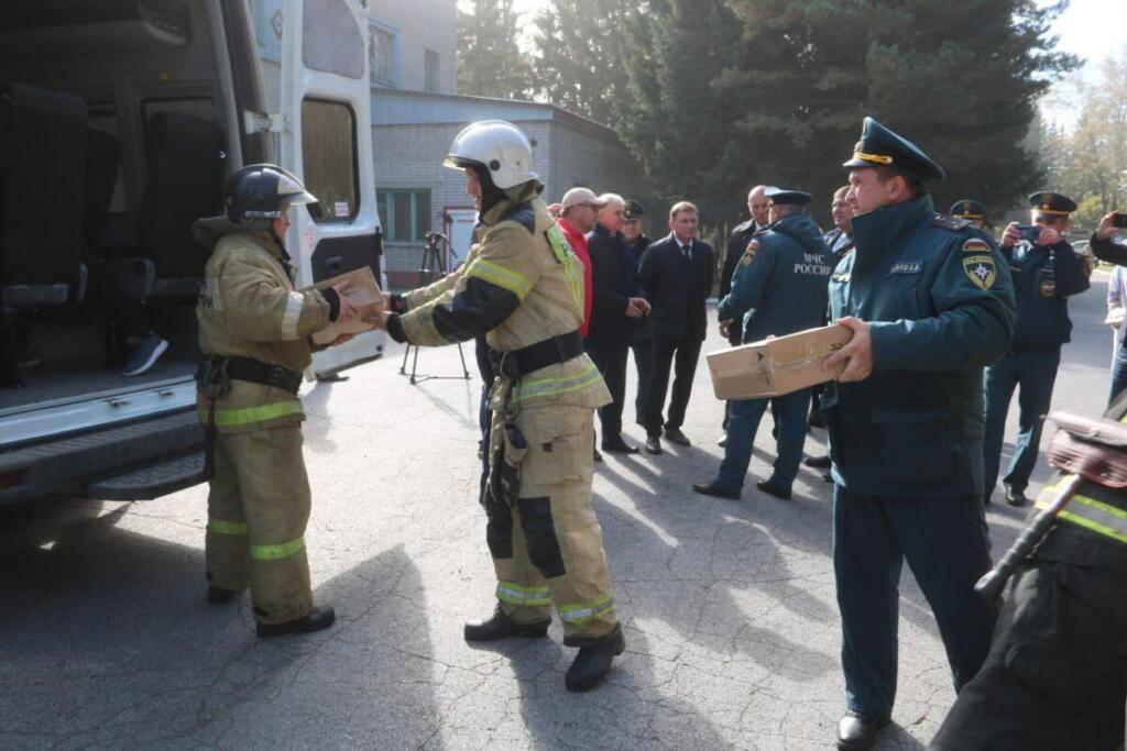 Сотрудники ГУ МЧС по НСО передают огнетушители волонтёрам