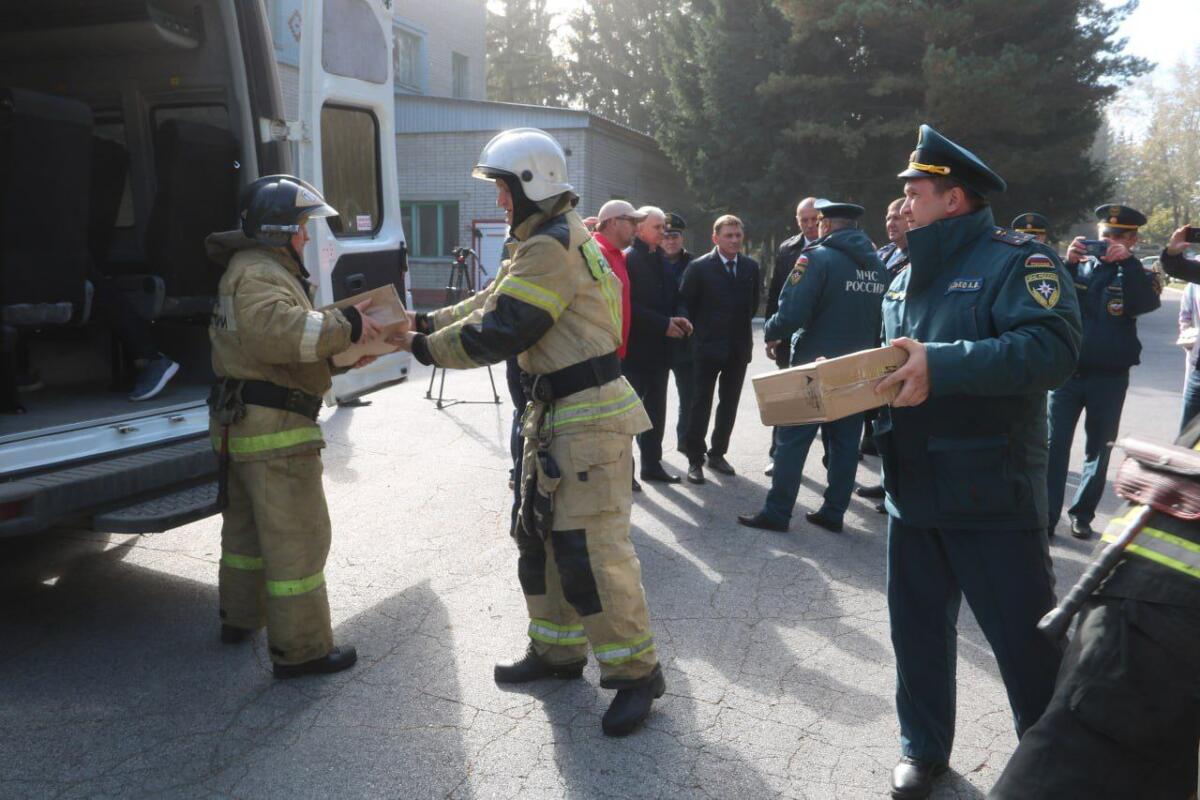 Более 100 огнетушителей передали областные огнеборцы бердской «Армии Добра»