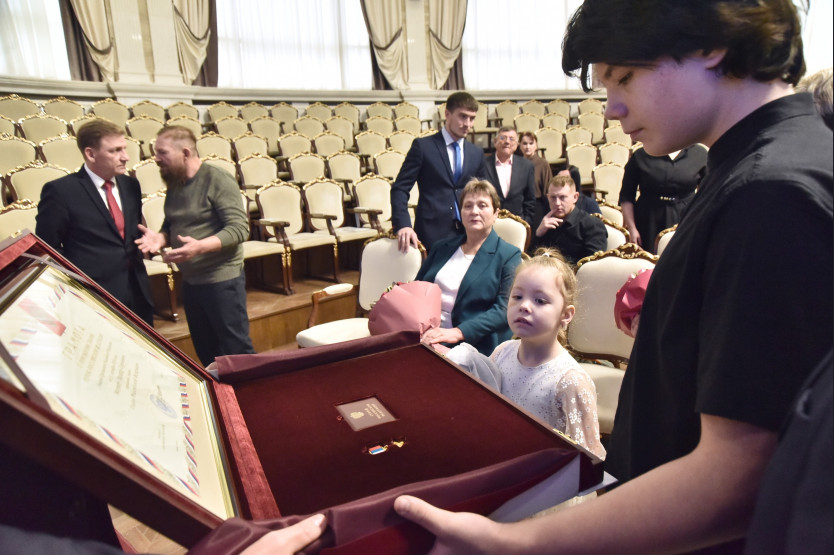 Знак особого отличия — медаль «Золотая звезда»