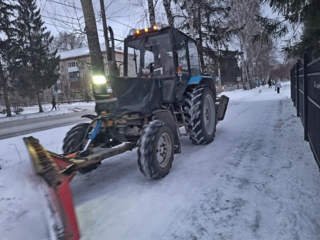 Производится очистка тротуаров