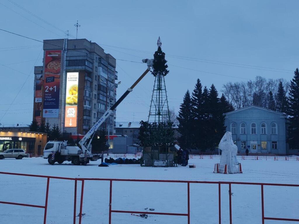 Специалисты начали монтировать новогоднюю елку на центральной площади 