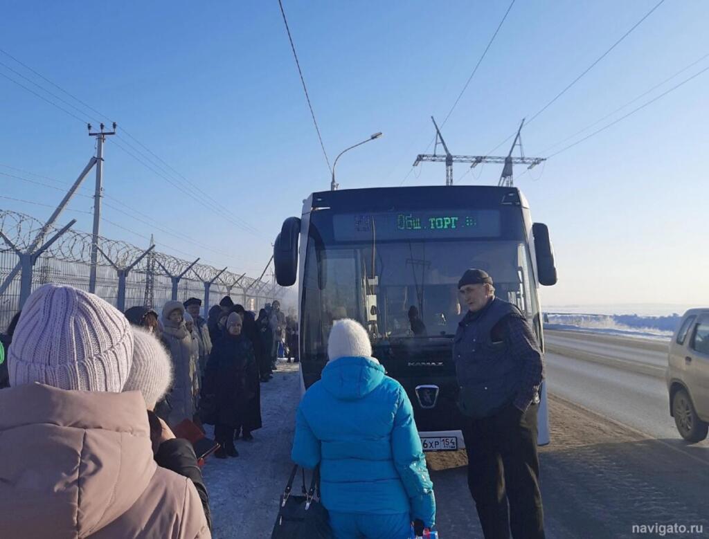 Автобус сломался на дамбе ГЭС Новосибирска