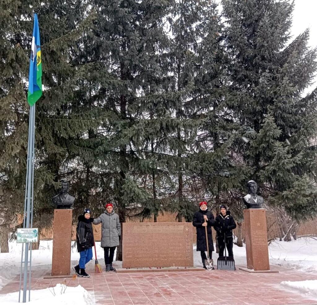 Волонтеры взяли шефство над городскими памятниками