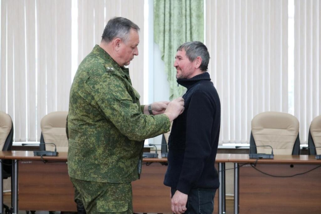 Знак отличия бердчанину вручил военком