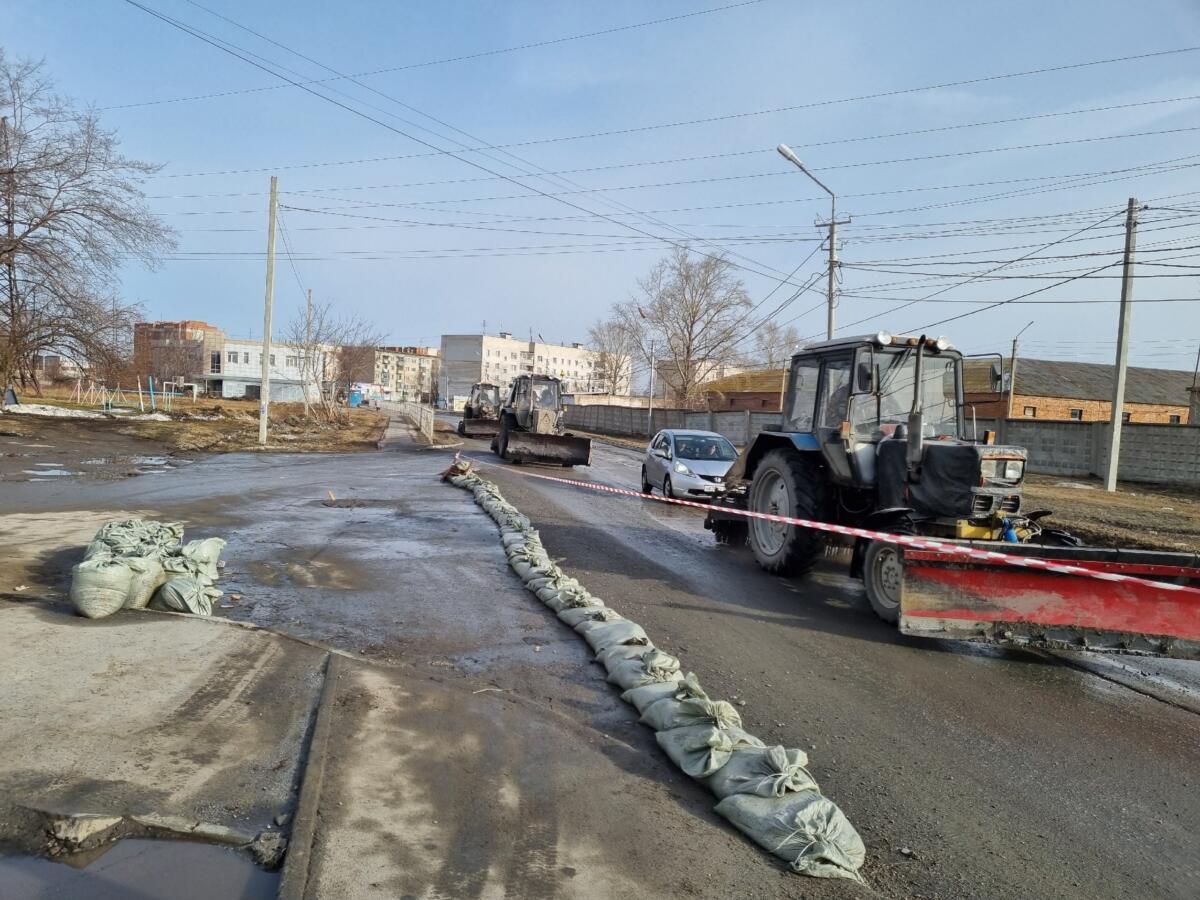 Из 150 мешков песка сделают дамбы для перекрытия потока талой воды в Бердске