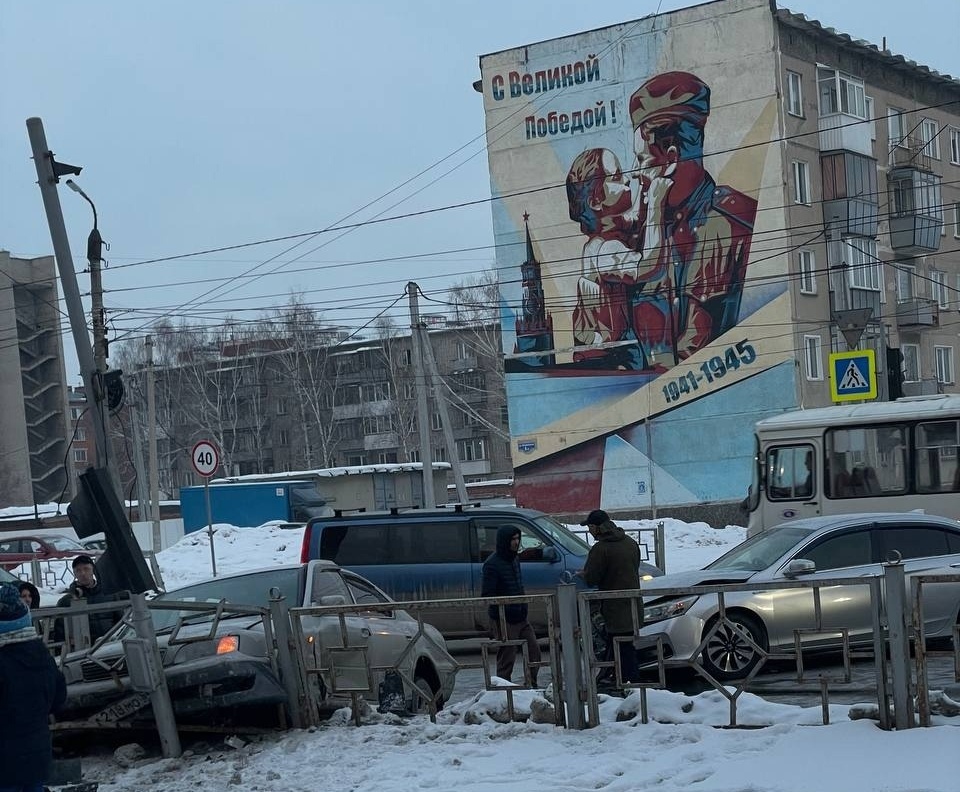 «Красный для слабаков» — во время ДТП был уничтожен светофор в Бердске